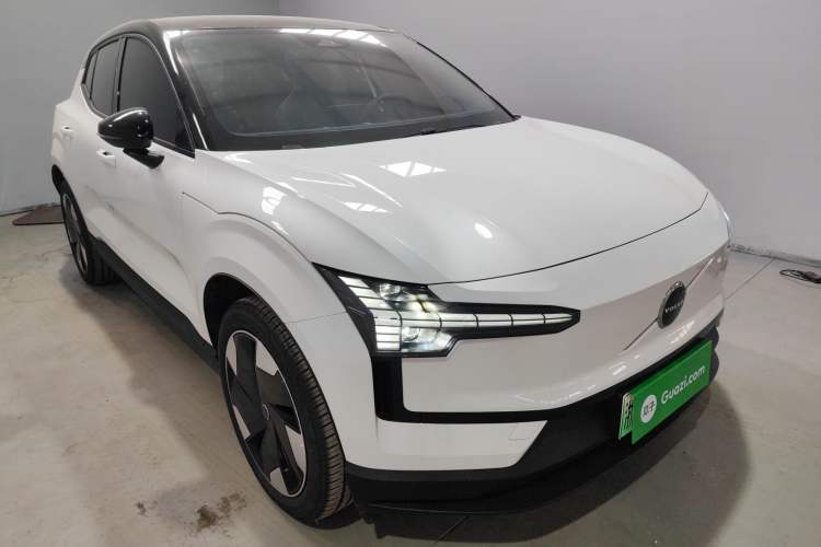 Used Volvo EX30 2025 Rear-Drive Long-Range Plus Model Exterior 2