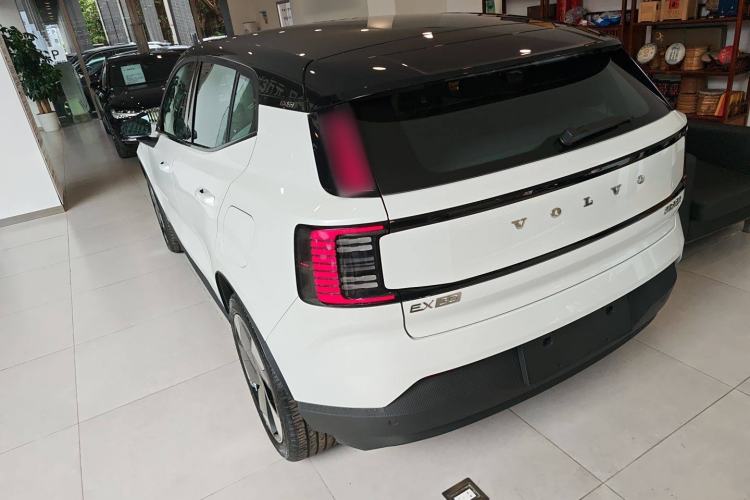 Used Volvo EX30 2025 Rear-Drive Long-Range Plus Model Exterior 3