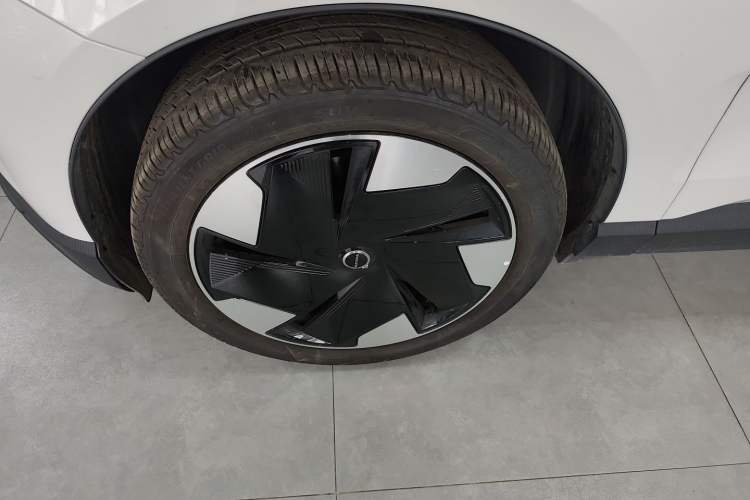 Used Volvo EX30 2025 Rear-Drive Long-Range Plus Model Exterior 4