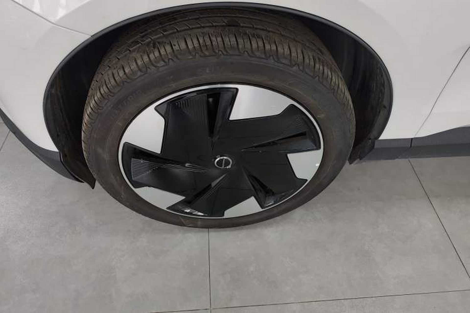 Used Volvo EX30 2025 Rear-Drive Long-Range Plus Model Exterior 4