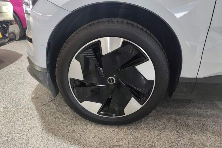 Used Volvo EX30 2025 Rear-Drive Long-Range Version Ultra Exterior 4