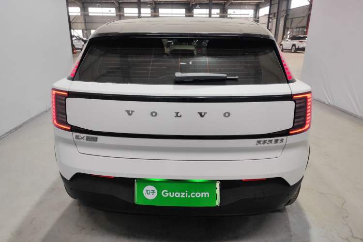 Used Volvo EX30 2025 Rear-Drive Long-Range Plus Model Exterior 4