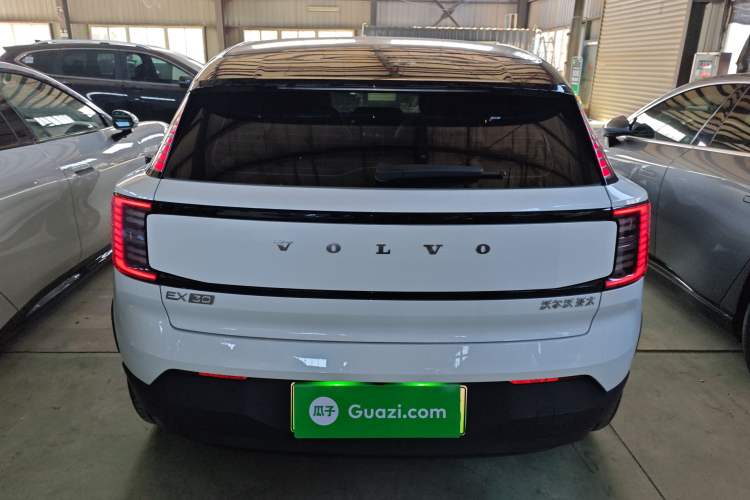 Used Volvo EX30 2025 Rear-Drive Long-Range Plus Model Exterior 4