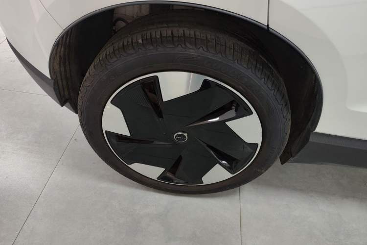 Used Volvo EX30 2025 Rear-Drive Long-Range Plus Model Exterior 5