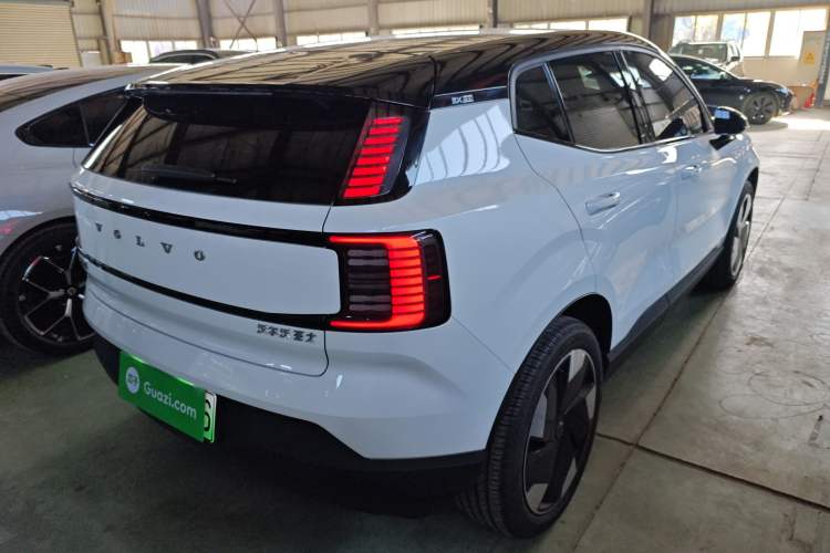 Used Volvo EX30 2025 Rear-Drive Long-Range Plus Model Exterior 5
