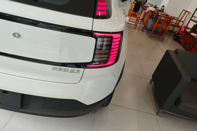 Used Volvo EX30 2025 Rear-Drive Long-Range Plus Model Exterior 6