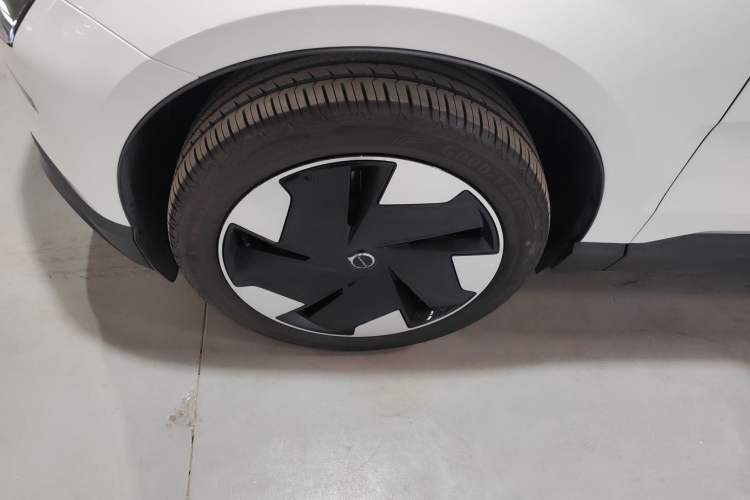 Used Volvo EX30 2025 Rear-Drive Long-Range Plus Model Exterior 7