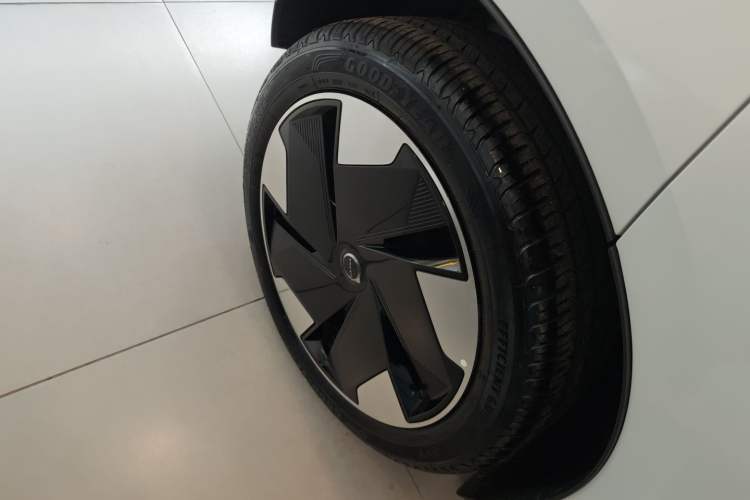 Used Volvo EX30 2025 Rear-Drive Long-Range Plus Model Exterior 8