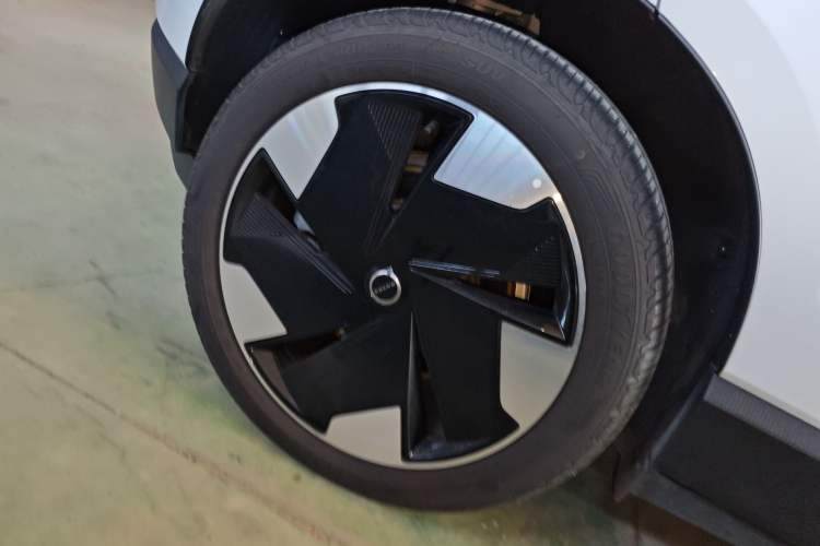 Used Volvo EX30 2025 Rear-Drive Long-Range Plus Model Exterior 8