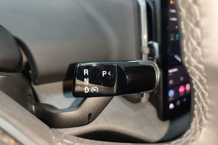 Used Volvo EX30 2025 Rear-Drive Long-Range Plus Model Gear Lever