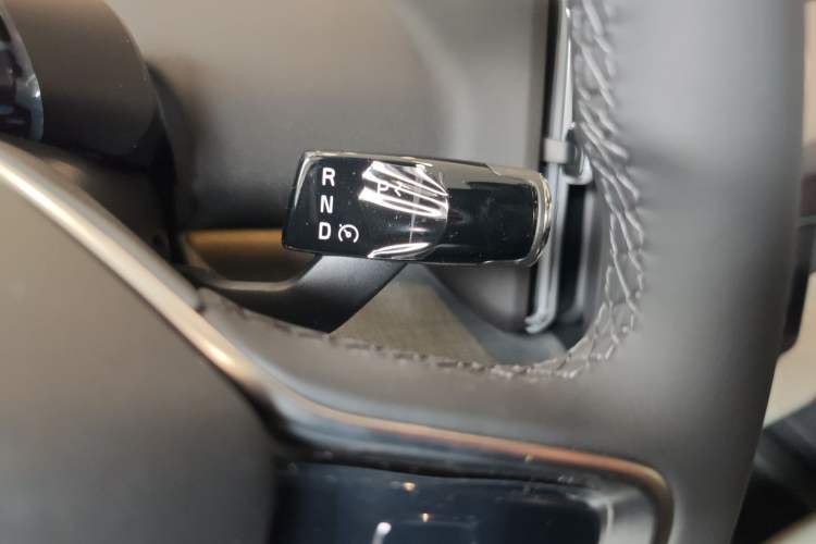 Used Volvo EX30 2025 Rear-Drive Long-Range Plus Model Gear Lever