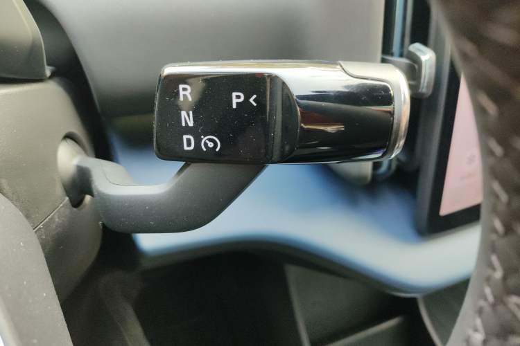 Used Volvo EX30 2025 Rear-Drive Long-Range Plus Model Gear Lever