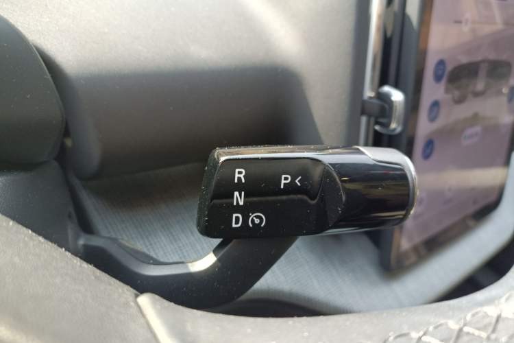 Used Volvo EX30 2025 Rear-Drive Long-Range Plus Model Gear Lever