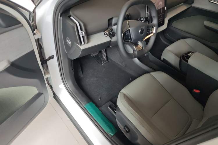 Used Volvo EX30 2025 Rear-Drive Long-Range Plus Model Interior 3