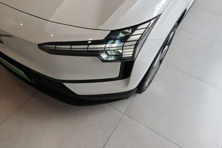 Used Volvo EX30 2025 Rear-Drive Long-Range Plus Model Left Front Headlight