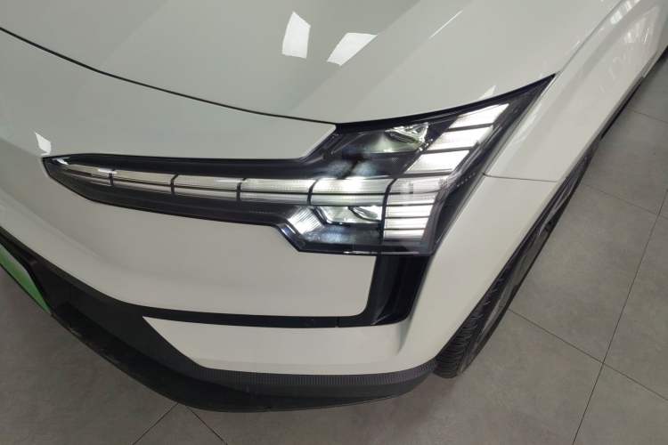 Used Volvo EX30 2025 Rear-Drive Long-Range Plus Model Left Front Headlight