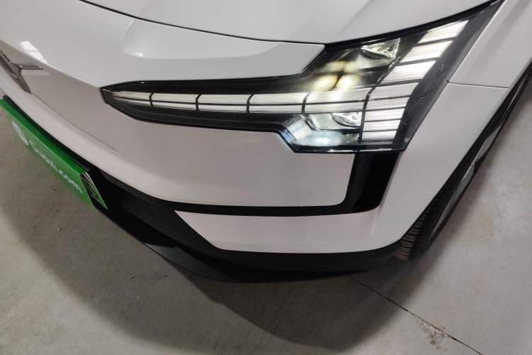 Used Volvo EX30 2025 Rear-Drive Long-Range Plus Model Left Front Headlight