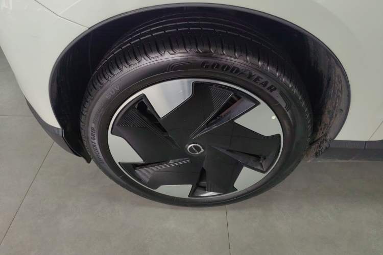 Used Volvo EX30 2025 Rear-Drive Long-Range Plus Model Left Front Wheel Hub