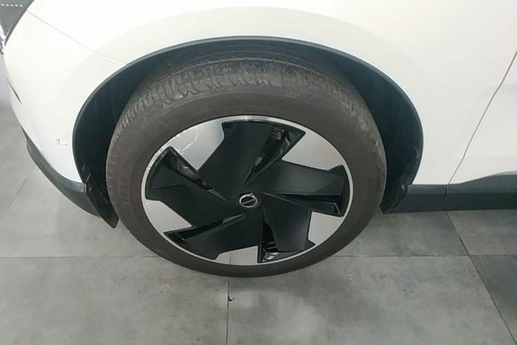 Used Volvo EX30 2025 Rear-Drive Long-Range Version Ultra Left Front Wheel Hub