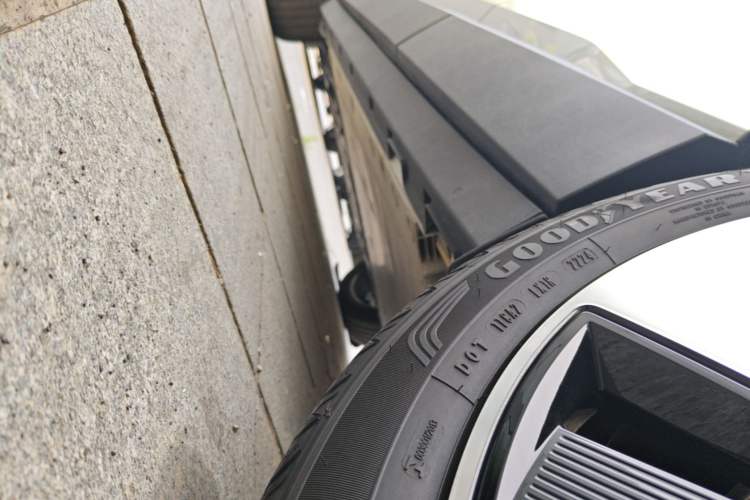 Used Volvo EX30 2025 Rear-Drive Long-Range Version Ultra Left Side Sill