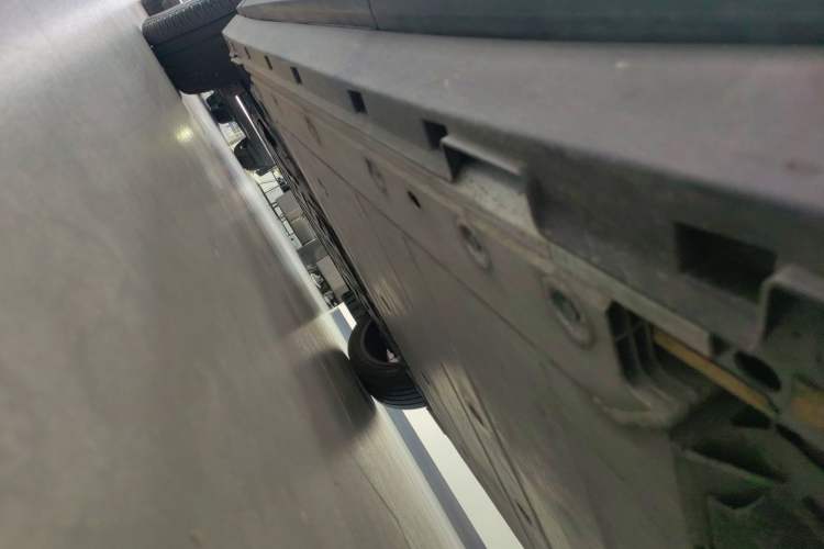 Used Volvo EX30 2025 Rear-Drive Long-Range Plus Model Left Side Sill