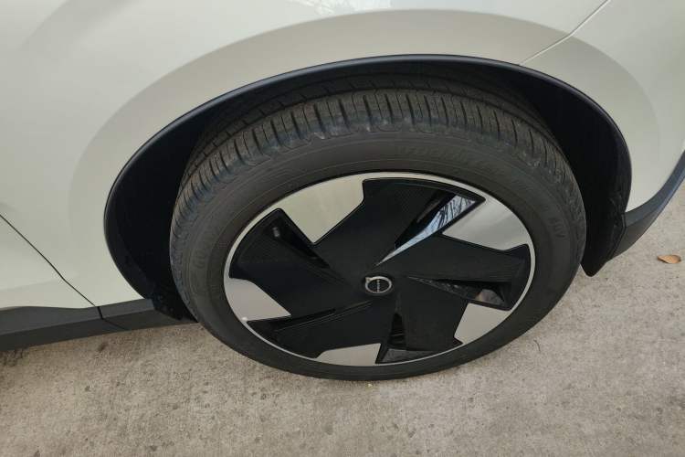 Used Volvo EX30 2025 Rear-Drive Long-Range Plus Model Right Front Wheel Hub