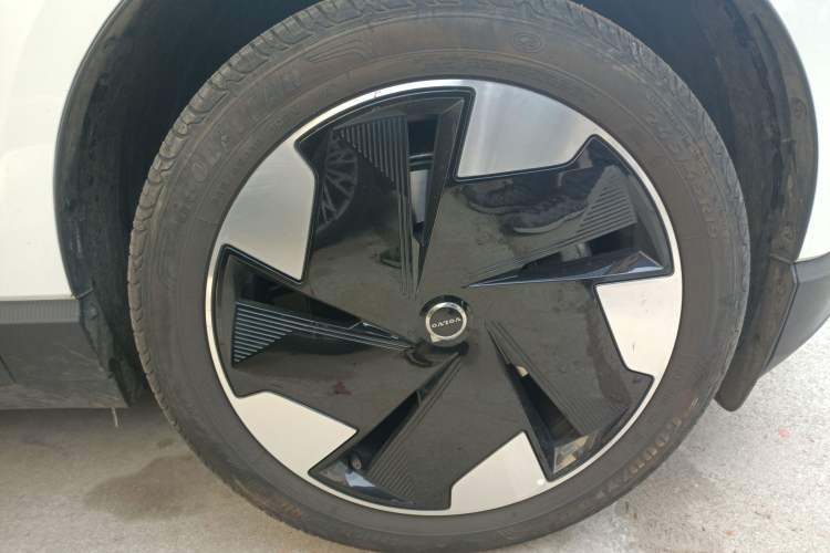 Used Volvo EX30 2025 Rear-Drive Long-Range Plus Model Right Front Wheel Hub