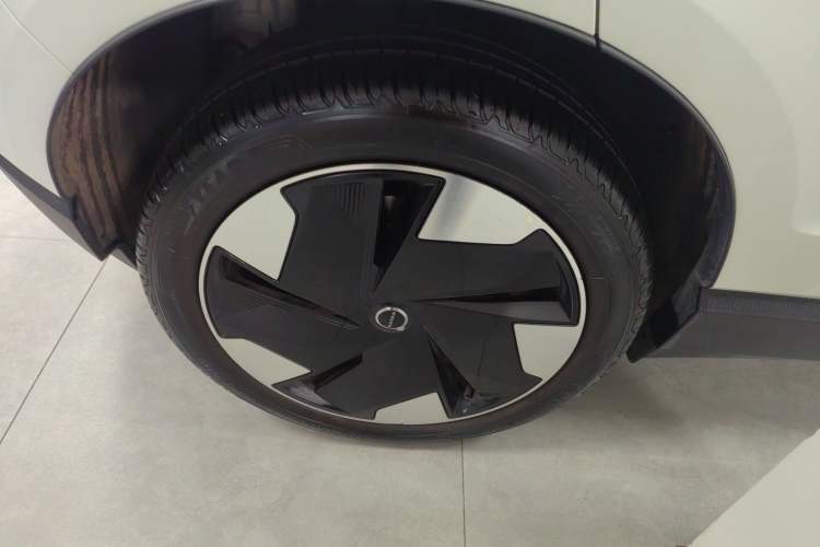 Used Volvo EX30 2025 Rear-Drive Long-Range Plus Model Right Rear Wheel Hub