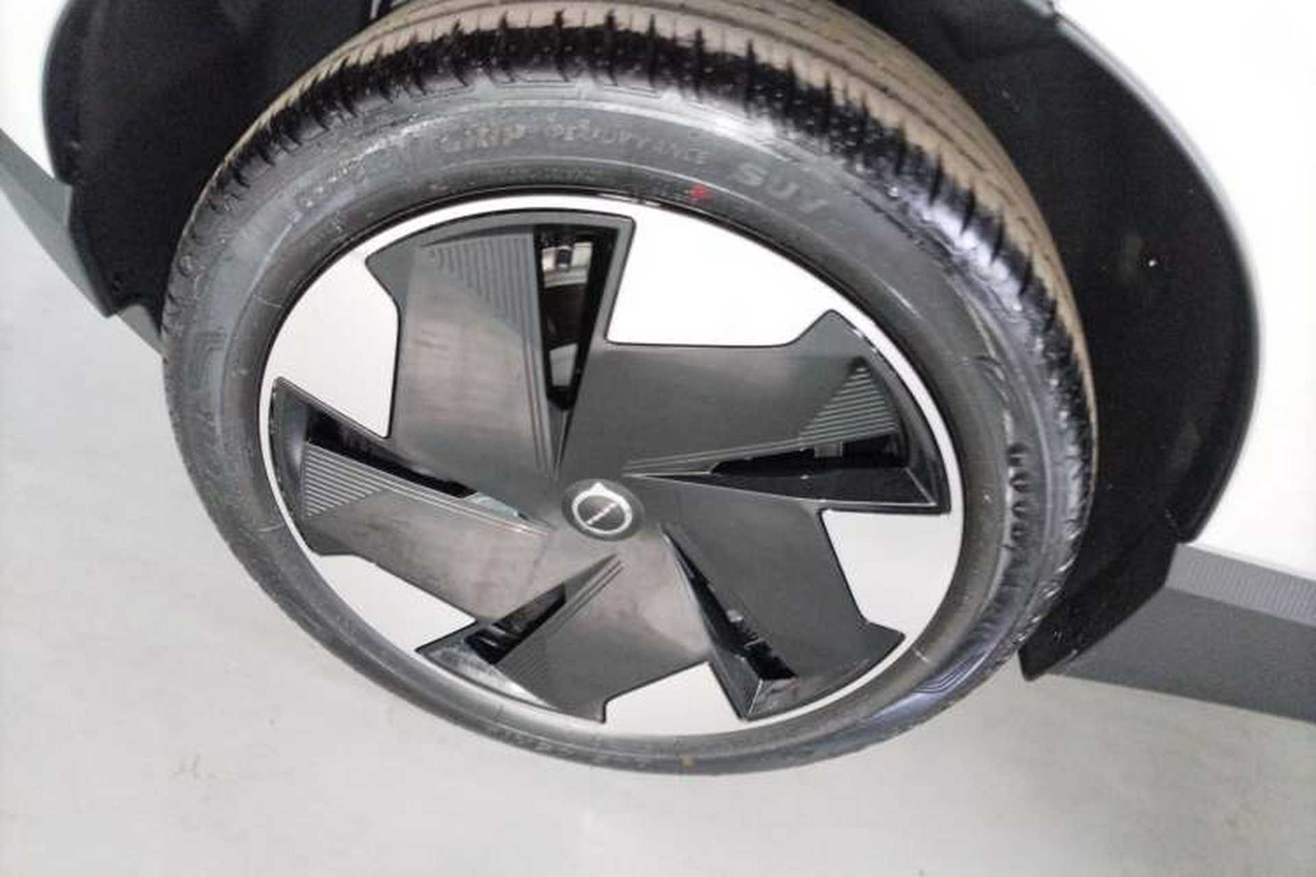 Used Volvo EX30 2025 Rear-Drive Long-Range Plus Model Right Rear Wheel Hub