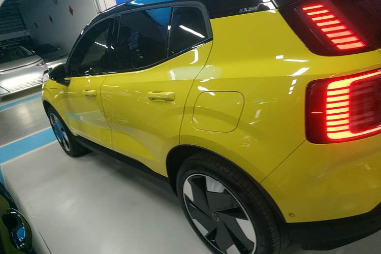 Used Volvo EX30 2025 Rear-Drive Long-Range Version Ultra Exterior 3