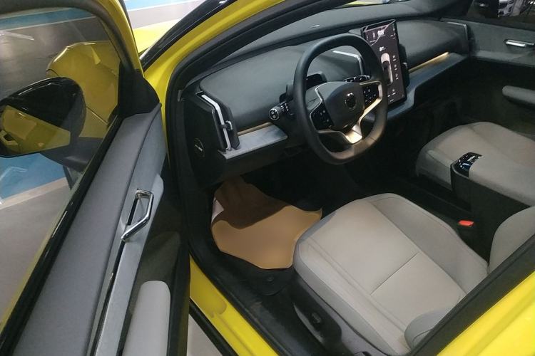 Used Volvo EX30 2025 Rear-Drive Long-Range Version Ultra Interior 3