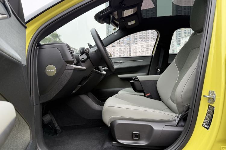 Used Volvo EX30 2025 Rear-Drive Long-Range Version Ultra Interior 4