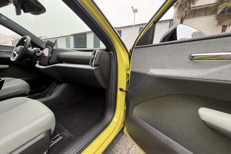 Used Volvo EX30 2025 Rear-Drive Long-Range Version Ultra Interior 7