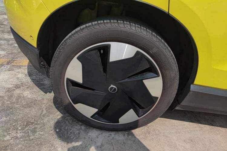 Used Volvo EX30 2025 Rear-Drive Long-Range Version Ultra Right Rear Wheel Hub