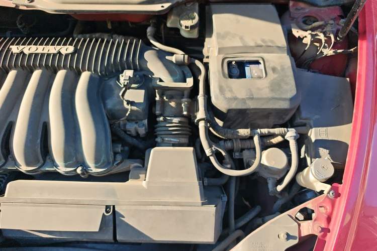 Used Volvo S40 2006 2.4i Engine Bay Left