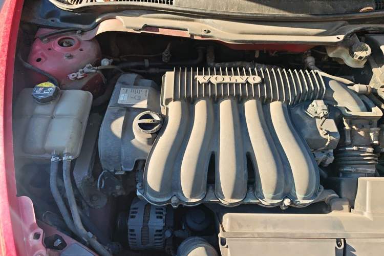 Used Volvo S40 2006 2.4i Engine Bay Right