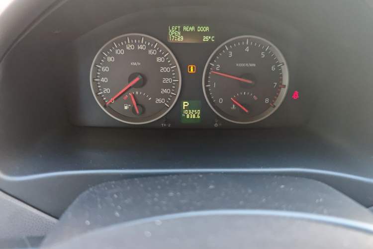 Used Volvo S40 2006 2.4i Odometer Close Up