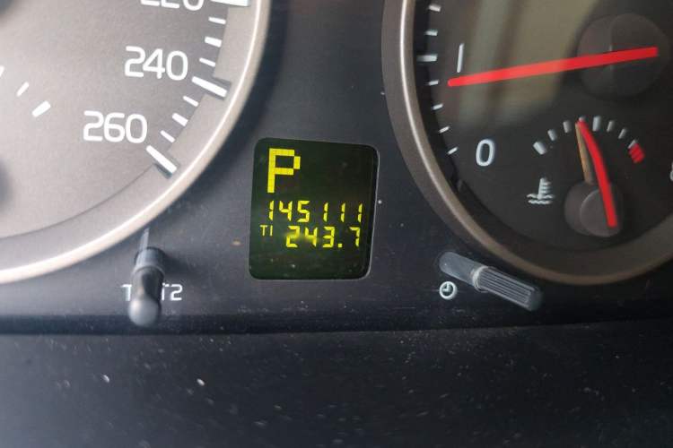Used Volvo S40 2007 2.4i ZhiShang Edition Odometer Close Up