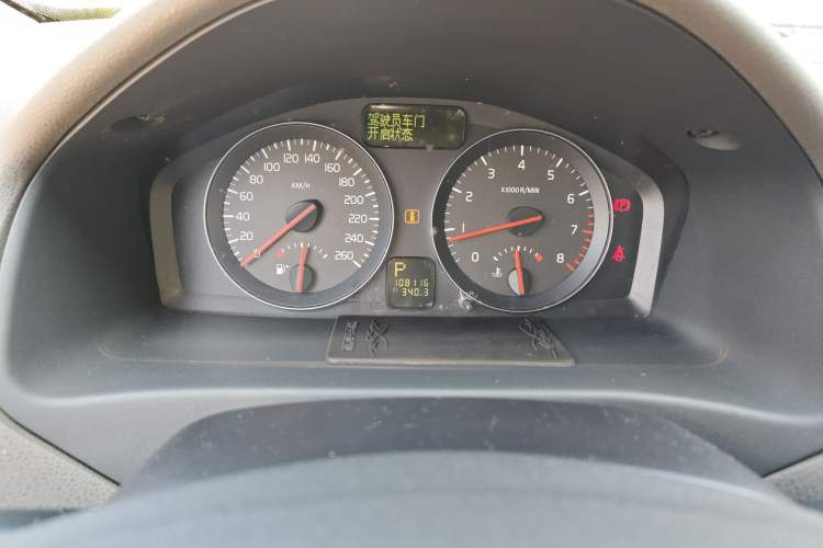 Used Volvo S40 2008 2.4i R-Design Odometer Close Up