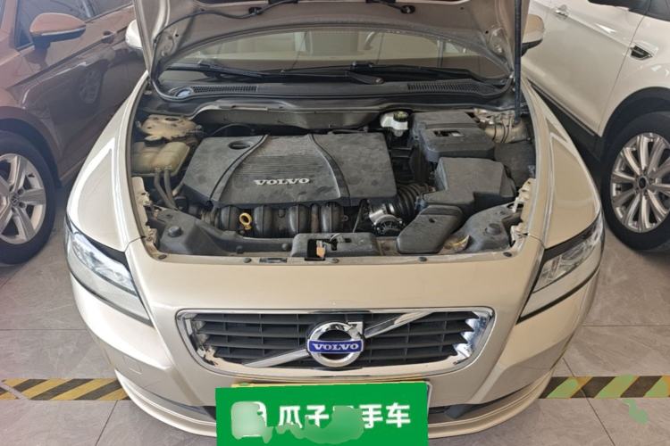Used Volvo S40  Engine Bay