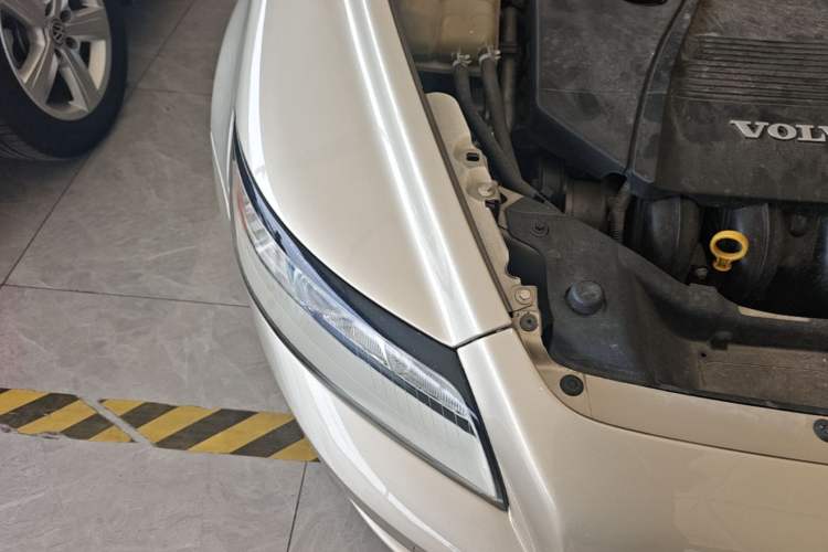 Used Volvo S40  Engine Bay Right