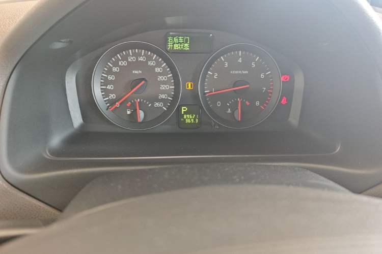 Used Volvo S40  Odometer Close Up