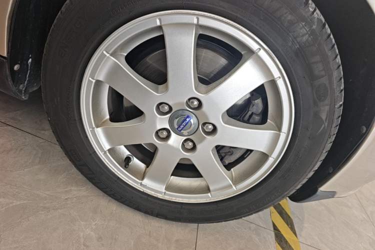Used Volvo S40  Right Front Wheel Hub