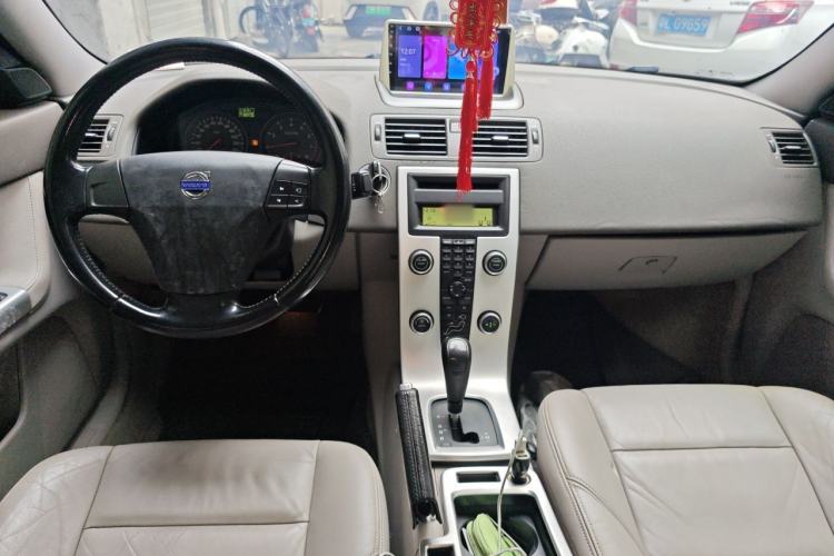 Used Volvo S40 2010 2.0L Automatic ZhiShang Edition Center Console