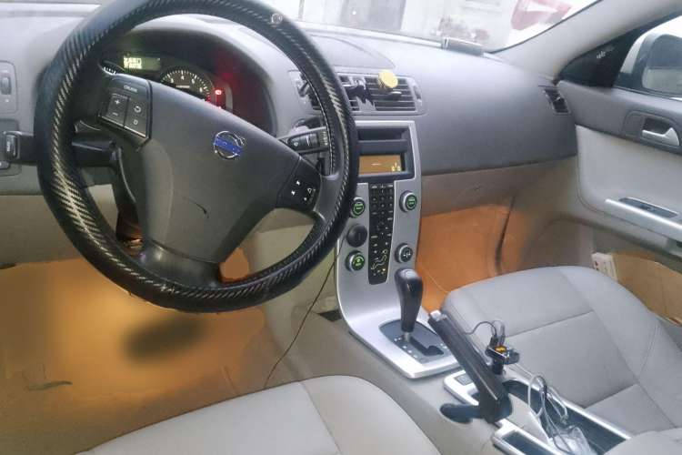 Used Volvo S40 2010 2.0L Automatic Zhiya Edition Center Console