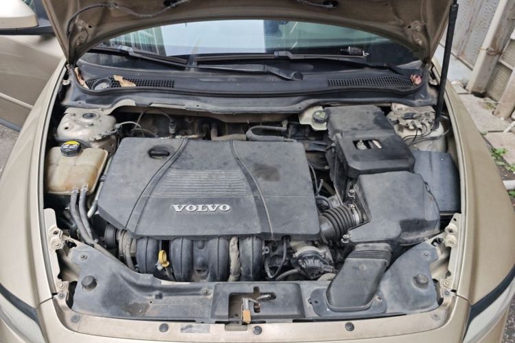Used Volvo S40 2010 2.0L Automatic ZhiShang Edition Engine Bay