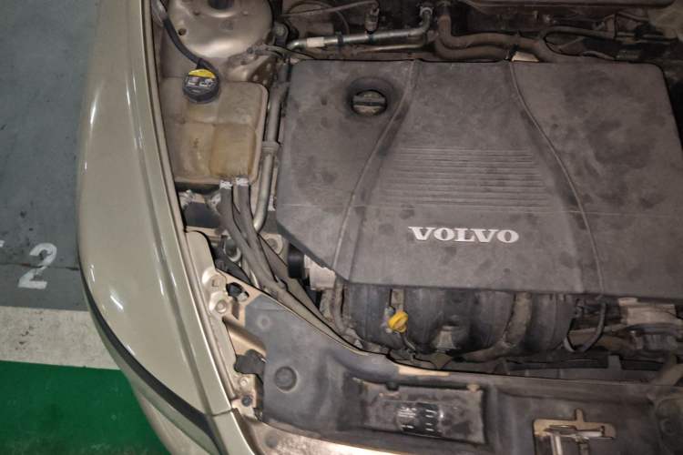 Used Volvo S40 2010 2.0L Automatic ZhiShang Edition Engine Bay Right