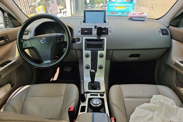 Used Volvo S40 2010 2.0L Automatic ZhiShang Edition Center Console