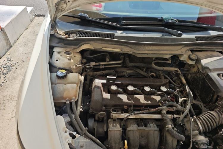 Used Volvo S40 2010 2.0L Automatic ZhiShang Edition Engine Bay Right