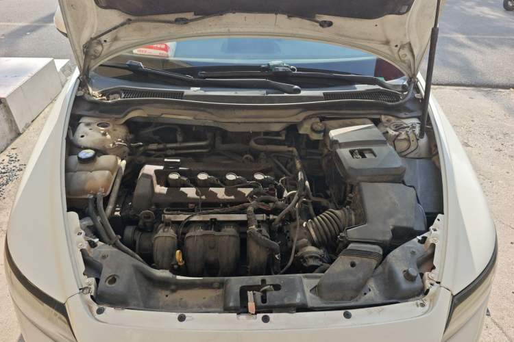 Used Volvo S40 2010 2.0L Automatic ZhiShang Edition Engine Bay